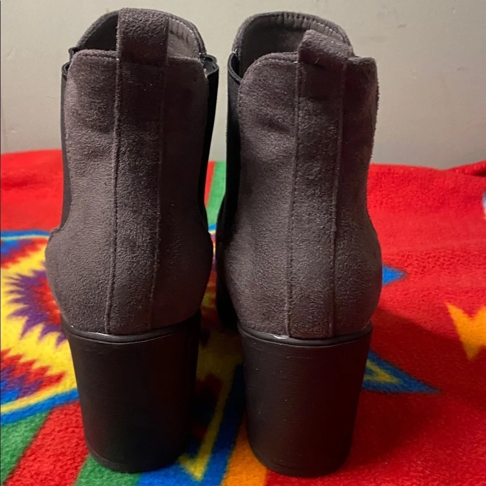 Dream Pairs Gray Suede High Heel Chelsea Ankle Boots Size 7.5